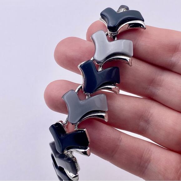 1960’s Era Vintage Charcoal and Light Grey Thermoset Lucite Bracelet - Picture 2 of 14